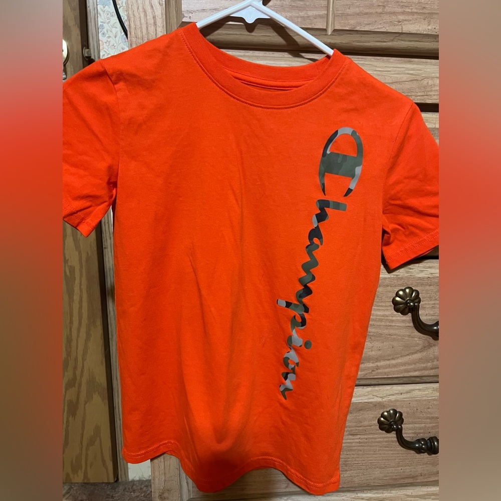Boys Champion T-shirt Size M